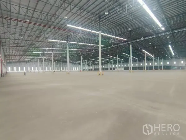 Factory for rent in Si Racha, Chon Buri - Expansive clear-span warehouse floor suitable for large-scale storage or assembly.