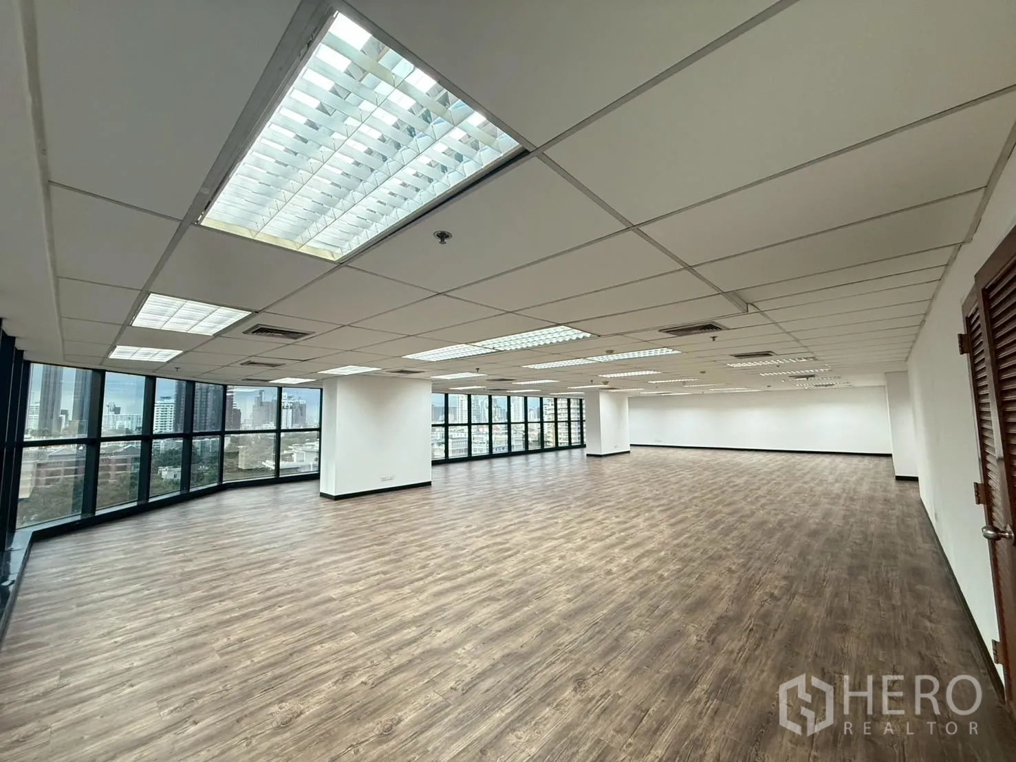 Office Space for rent in Watthana, Bangkok - Corner office area featuring wraparound glazing and fluorescent ceiling lighting.