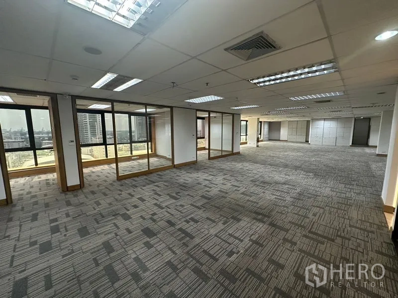 Office Space for rent in Khlong Toei, Bangkok - Large open-plan office with glass-partitioned meeting rooms and panoramic windows.