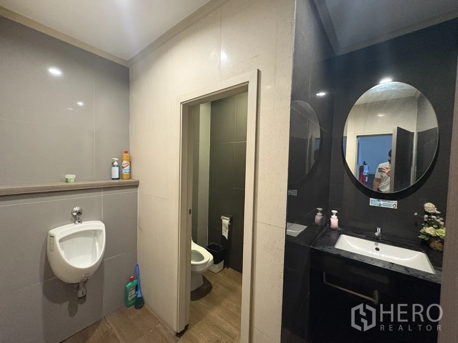 Factory for sale in Khlong Toei, Bangkok - Modern restroom with separate toilet stalls and vanity