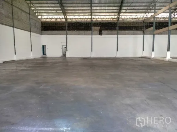 货栈 出租在Bang Phli, Samut Prakan - 清爽通透的仓库地面，抛光混凝土与采光屋面