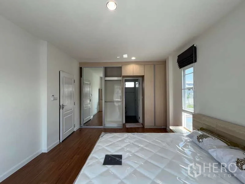 Detached House for rent in Bang Kapi, Bangkok - Master bedroom with sliding wardrobes and en‑suite entrance.