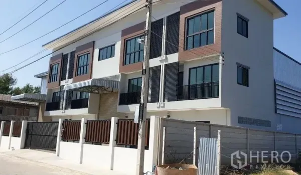 工厂 出租在Lam Luk Ka, Pathum Thani - 现代三层工厂外观，带大门与雨棚车道