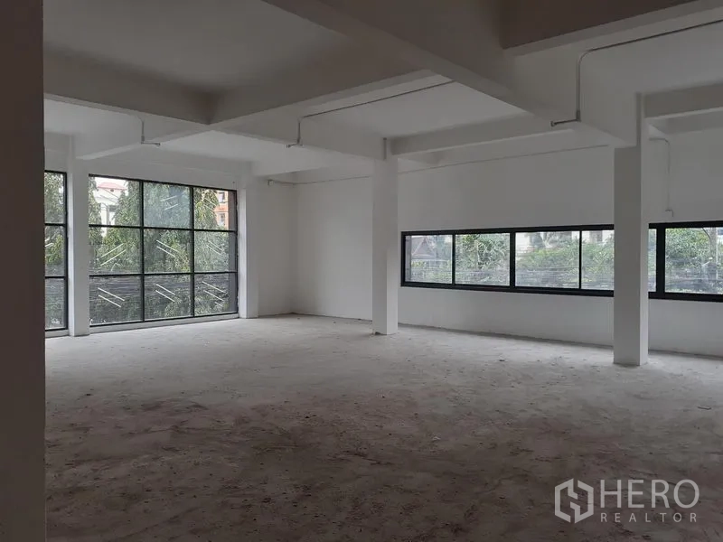 Office Space for rent in Khlong Toei, Bangkok - Corner office floor featuring floor-to-ceiling glass and ribbon windows filling the space with natural light.