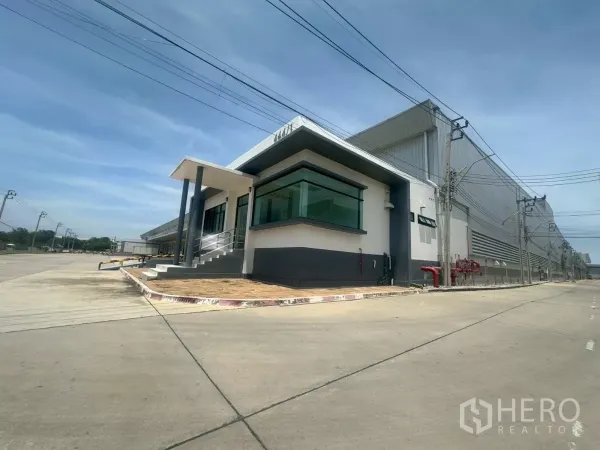 Warehouse for rent in Bang Phli, Samut Prakan - Modern warehouse exterior with corner office and wide concrete yard in Bang Phli.