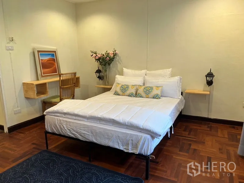 带办公室的家 出租在Suan Luang, Bangkok - 静雅卧室，双人床、写字台角与壁灯