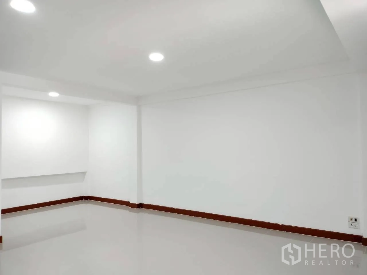 โฮมออฟฟิศ for rent in Watthana, Bangkok - ห้องสีขาวสะอาดพร้อมไฟฝังฝ้าและพื้นเงา