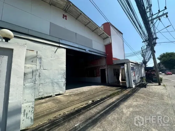 货栈 出租在Suan Luang, Bangkok - 临街装卸坡道与大尺寸卷帘门，方便车辆进入仓库。