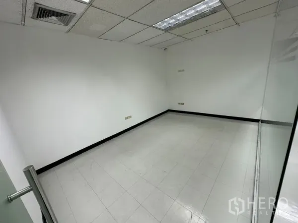 สำนักงาน ให้เช่าในChatuchak, Bangkok - ห้องประชุมส่วนตัว ประตูกระจก ผนังสีขาว และไฟฝังฝ้า