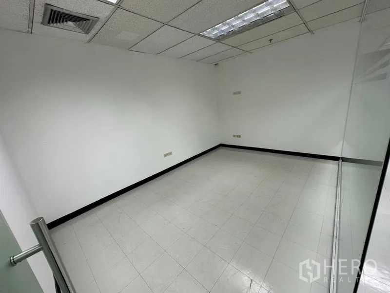 สำนักงาน ให้เช่าในChatuchak, Bangkok - ห้องประชุมส่วนตัว ประตูกระจก ผนังสีขาว และไฟฝังฝ้า