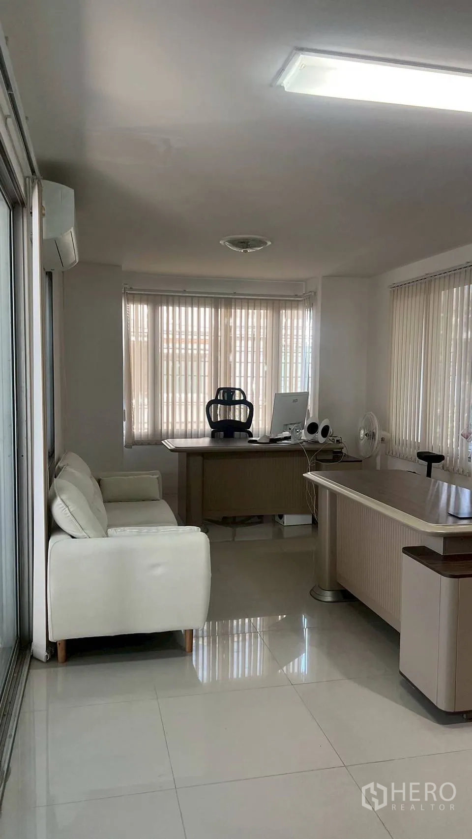 Home Office for rent in Wang Thonglang, Bangkok - Private executive office with desk, sofa and windows with vertical blinds.