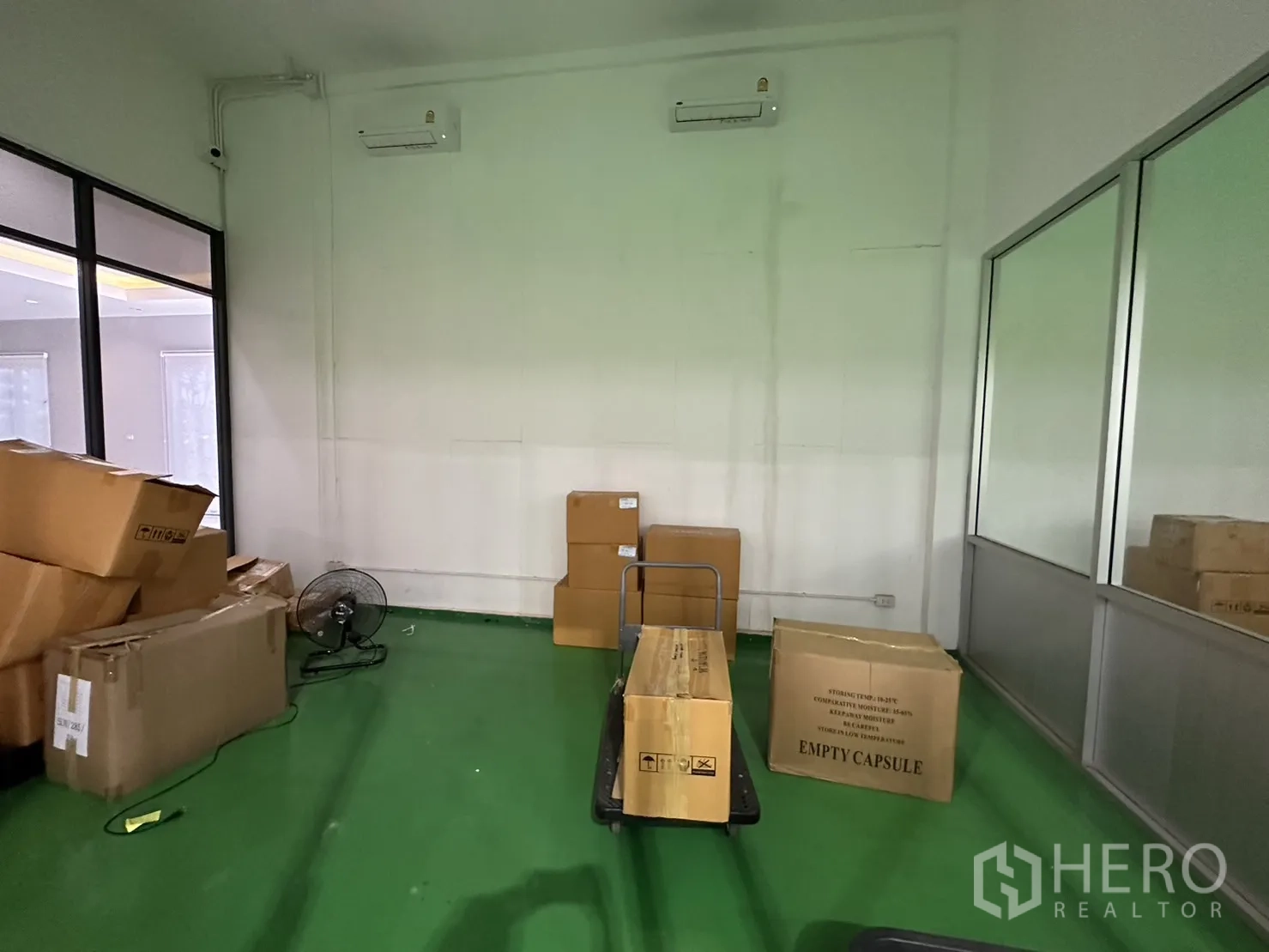 Factory for sale in Lam Luk Ka, Pathum Thani - Small office or storage room with boxes and wall-mounted air units.