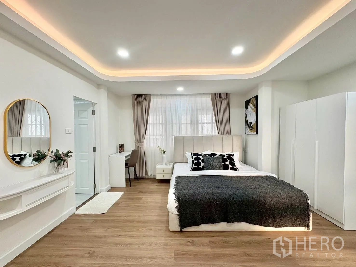 独立式住宅 出租在Huai Khwang, Bangkok - 卧室带梳妆/工作角与壁柜