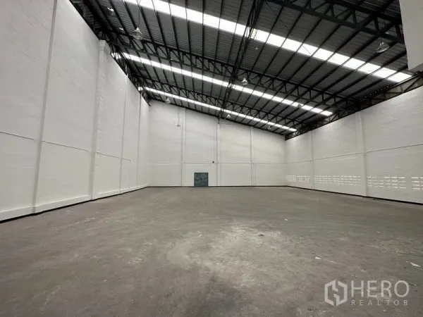 工厂 出租在Khlong Luang, Pathum Thani - 空旷仓厂内部，高挑屋顶、钢结构桁架与采光屋面。
