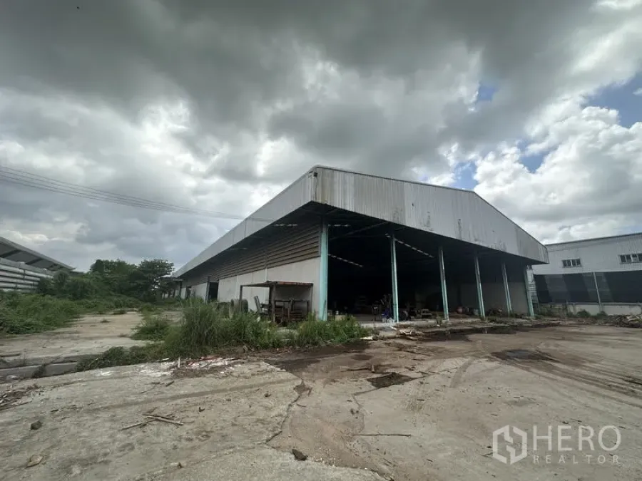 工厂 出售在Bang Bua Thong, Nonthaburi - 金属板外墙工厂，设开放式装卸区与宽阔院场，阴天环境。
