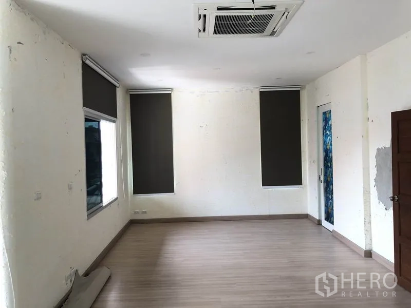 带办公室的家 出租在Wang Thonglang, Bangkok - 可灵活改造的房间，吊顶空调、窗户与素色墙面。