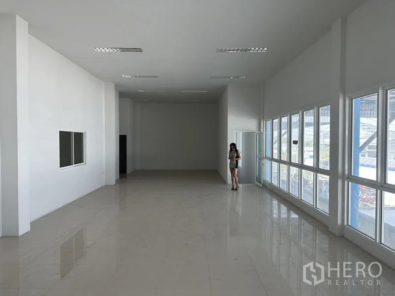 工厂 出租在Bang Bo, Samut Prakan - 采光充足的大型办公室/展示厅，整面落地窗与瓷砖地。