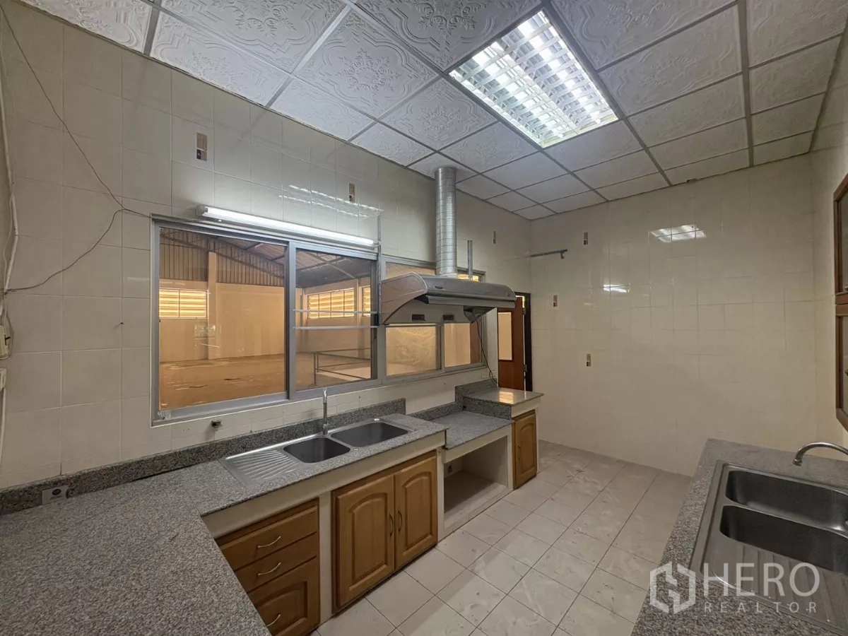 Warehouse for rent in Bang Phli, Samut Prakan - Built-in staff kitchen with twin sinks, granite counters and extractor hood.