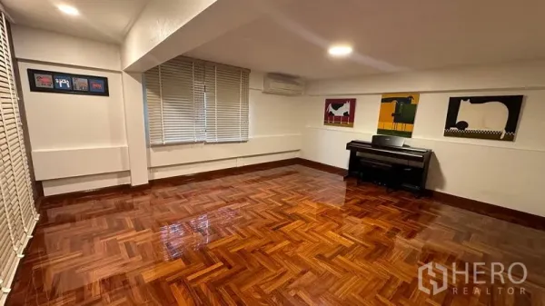 Detached House for rent in Watthana, Bangkok - Spacious room with polished parquet flooring, air-conditioning and a piano.