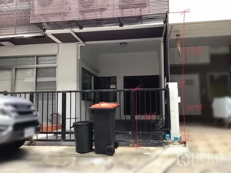 Home Office for rent in Khlong Toei, Bangkok - Gated carport with black metal fence and covered porch in front of the house.