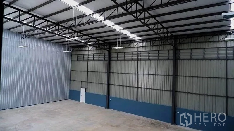 货栈 出租在Bueng Kum, Bangkok - 宽敞仓库区，钢桁架保温屋顶与混凝土地面。