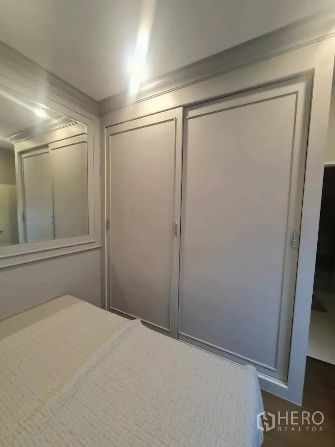 Detached House for rent or sale in Prawet, Bangkok - Bedroom with sliding-door closet and wall mirror