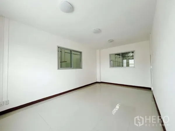Factory for rent in Mueang Samut Sakhon, Samut Sakhon - Bright upstairs office room with windows overlooking the warehouse floor.