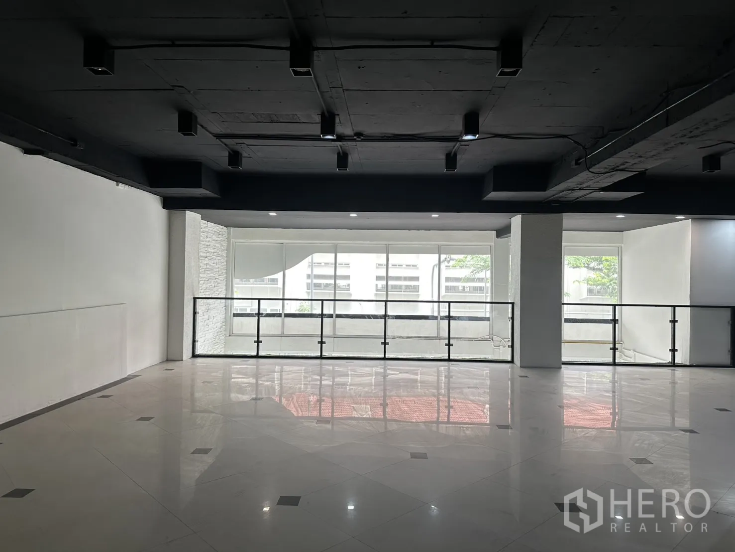 零售空间 for rent in Pathum Wan, Bangkok - 夹层配玻璃栏板，可俯瞰一层