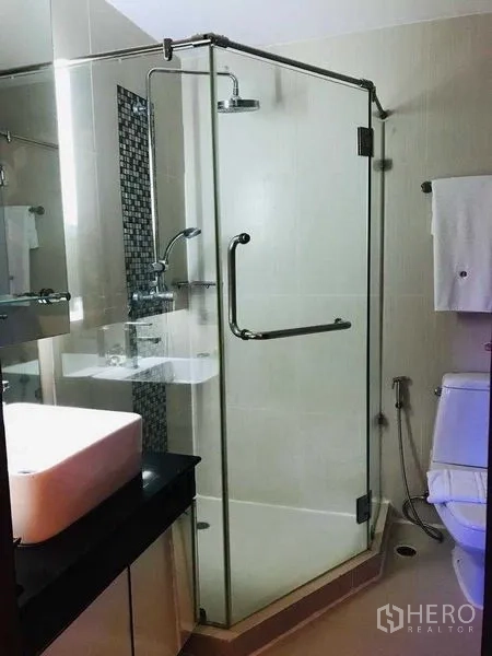 Shophouse for rent in Watthana, Bangkok - Glass-enclosed shower beside toilet in a tiled bathroom