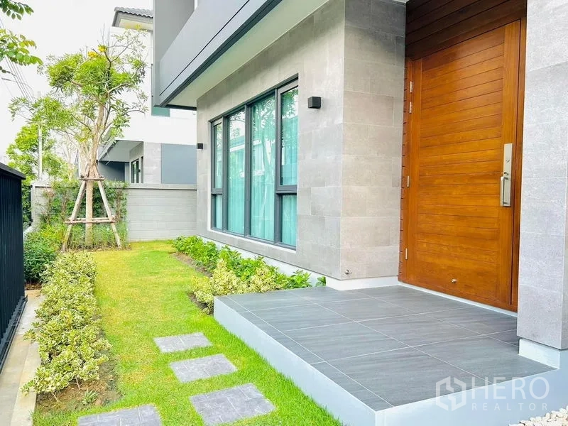 Detached House for rent - Front entry with wooden door, tiled porch and small landscaped lawn.
