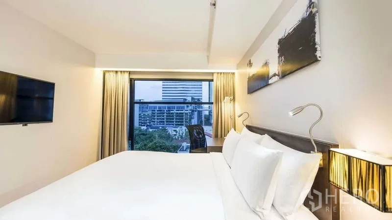 房间 出租在Watthana, Bangkok - 主卧配床、床头灯、装饰画和观景窗。