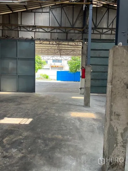 货栈 出租在Khlong Toei, Bangkok - 从仓库内望向大型推拉门与外部前院。
