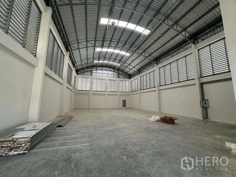 Factory for sale in Lam Luk Ka, Pathum Thani - Deep warehouse bay with steel roof, electrical panel and ample floor area.