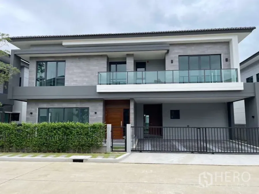Detached House for rent in Bang Phli, Samut Prakan - Street view of the home’s contemporary facade with balcony and covered carport.