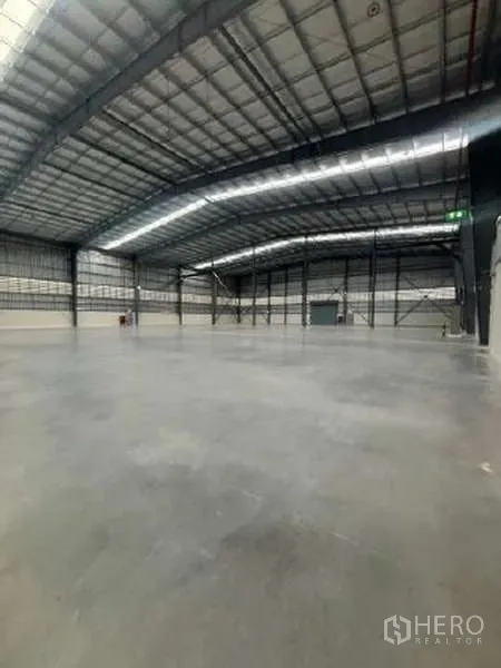 Warehouse for rent in Mueang Rayong, Rayong - Clear‑span warehouse hall showing high clearance and smooth concrete slab for heavy forklifts.