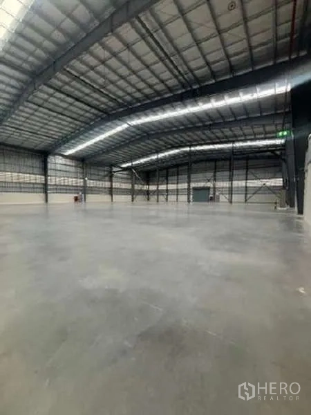 Warehouse for rent in Mueang Rayong, Rayong - Clear‑span warehouse hall showing high clearance and smooth concrete slab for heavy forklifts.