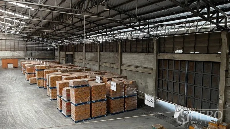 Factory for rent or sale in Pathum Thani - Loading zone with oversized metal doors at the end of the warehouse.