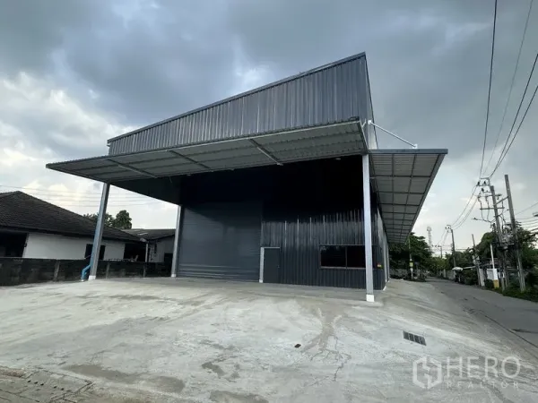 Warehouse for rent in Bang Kapi, Bangkok - Wide covered loading apron with high roller door at the standalone warehouse.