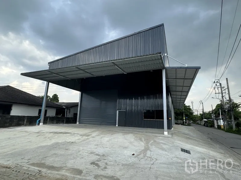 Warehouse for rent in Bang Kapi, Bangkok - Wide covered loading apron with high roller door at the standalone warehouse.