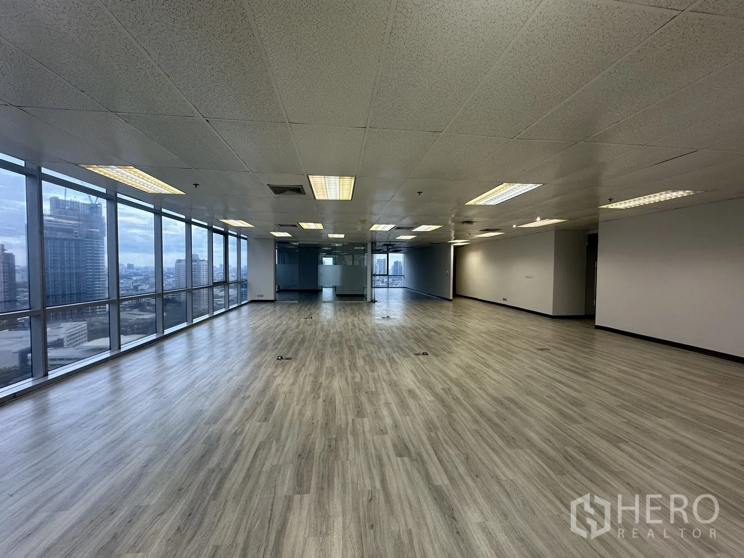 Office Space for rent - Spacious corner workspace with floor-to-ceiling windows and city views near BTS Ekkamai.