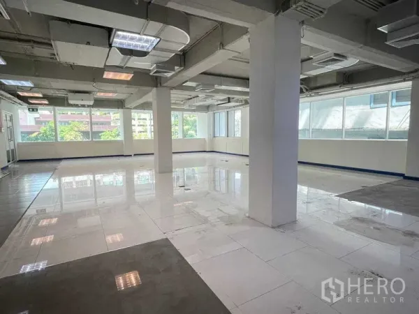 办公空间 出租在Ratchathewi, Bangkok - 转角办公区，宽幅窗户带来自然采光，白色地砖明亮。