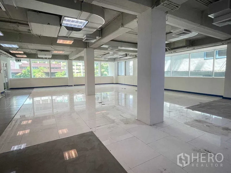 办公空间 出租在Ratchathewi, Bangkok - 转角办公区，宽幅窗户带来自然采光，白色地砖明亮。