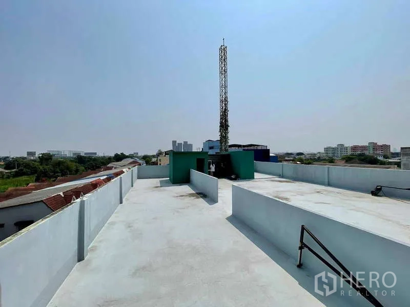 Shophouse for rent in Lat Phrao, Bangkok - Expansive rooftop terrace with city views and utility tower, ideal for events or storage.