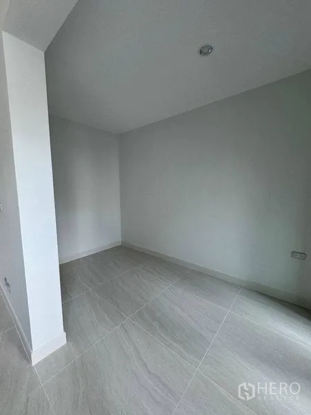 Townhouse for rent - Small flexible room with light gray tiles, ideal for storage or office.