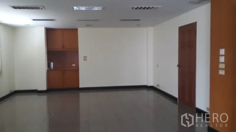 独立式住宅 出租或出售在Huai Khwang, Bangkok - 宽敞的多功能瓷砖房，嵌灯、木门与内置收纳柜。