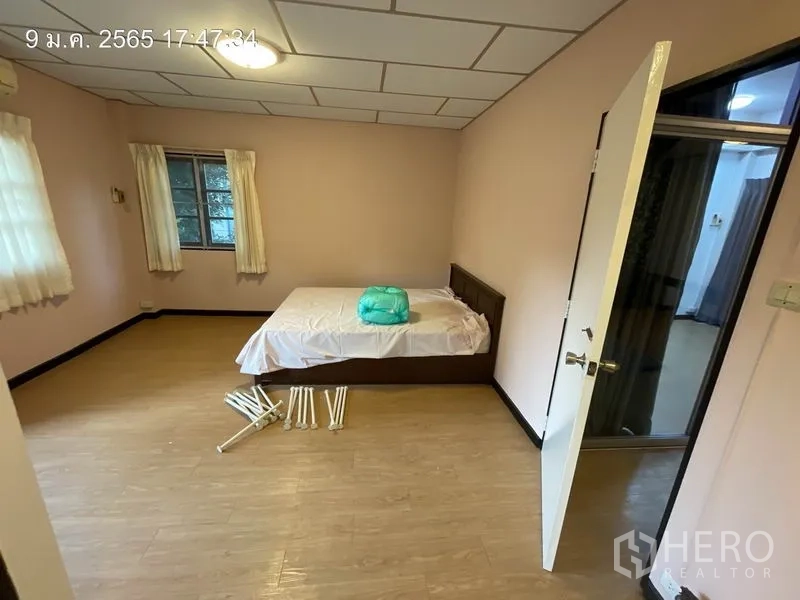 独立式住宅 出租在Khlong Toei, Bangkok - 宽敞卧室，双面采光，摆放简洁床架。