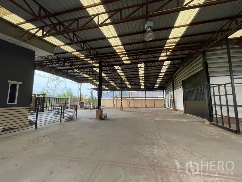 工厂 出租在Lat Lum Kaeo, Pathum Thani - 开放式仓库，宽阔混凝土场地和滑动大门。