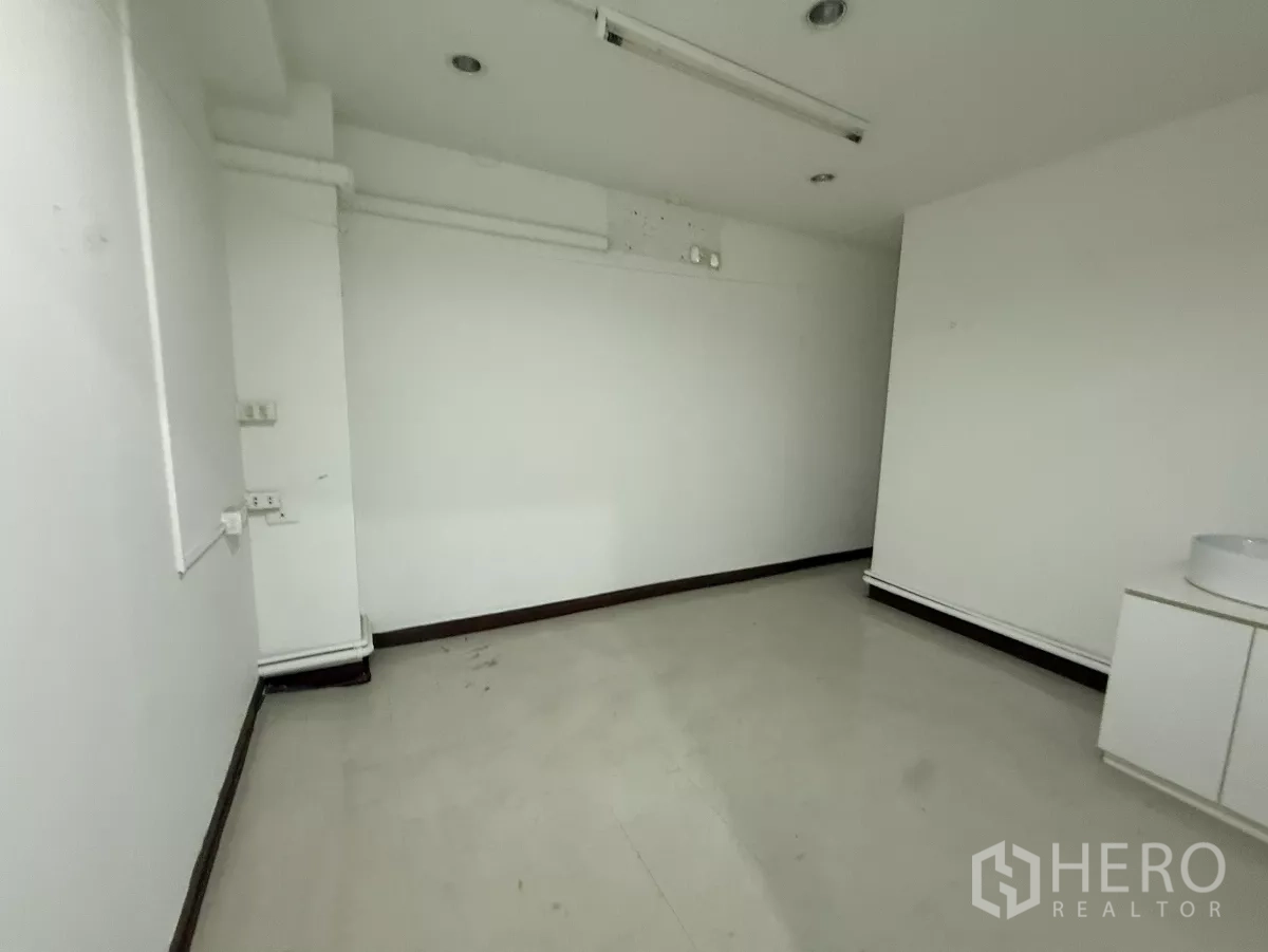 Office Space for rent in Din Daeng, Bangkok - Private white office featuring a sink cabinet and recessed lighting.
