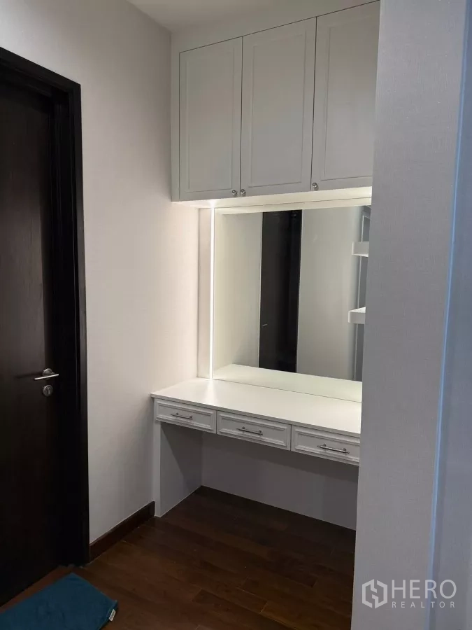 Detached House for rent in Bang Phli, Samut Prakan - Dressing nook with lighted mirror and overhead storage cabinets