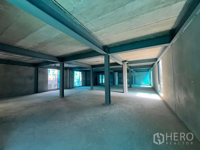 Retail Space for rent in Pathum Wan, Bangkok - Expansive bare-shell level with concrete floors, multiple support columns and perimeter glazing.